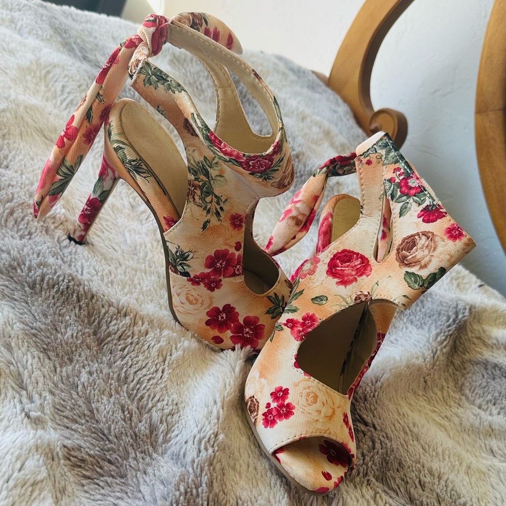 NEVER WORN!!  Size 5 heels.